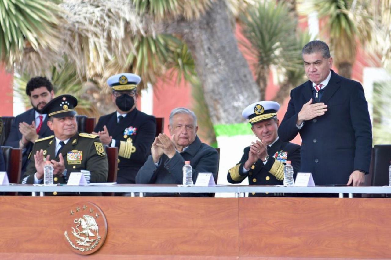 Andrés Manuel López Obrador, Miguel Riquelme y funcionarios montaron una Guardia de Honor en el Monumento a V. Carranza. (EL SIGLO DE TORREÓN) 