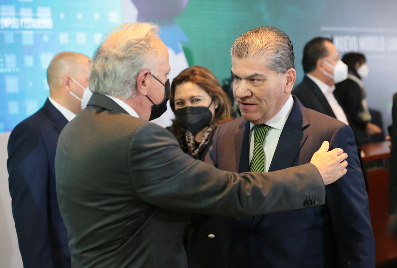 El mandatario estatal expresó que tras la firma del Pacto Coahuila 2022 el  pasado 15 de febrero, Luis Pardo y Pardo, presidente de Trinity Industries México, le informó de esta nueva generación de empleo. (CORTESÍA)