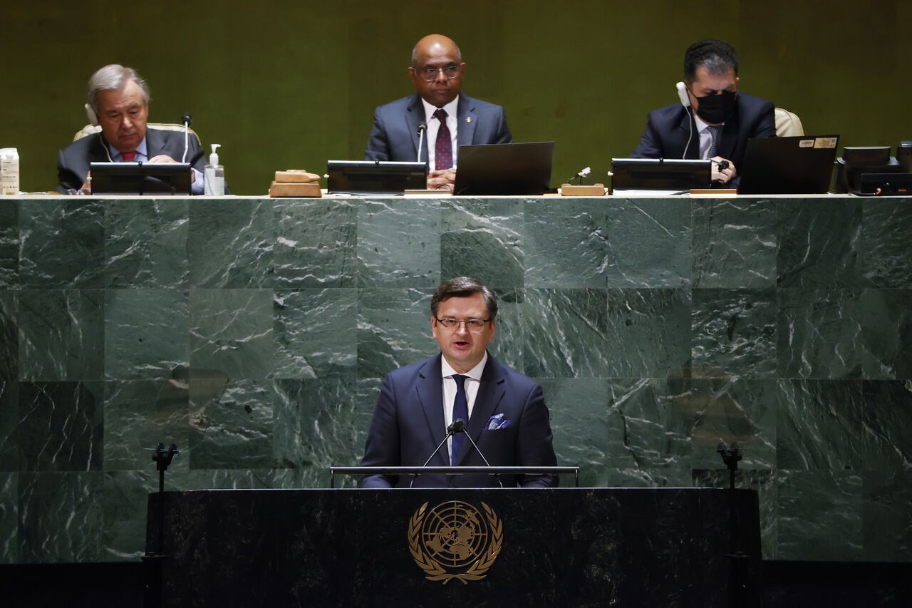 En una sesión de la asamblea específicamente dedicada a la situación en Ucrania, Kuleba dijo que esas acciones que su país pide deben ser 'proporcionales a la amenaza que sufrimos'. (EFE)