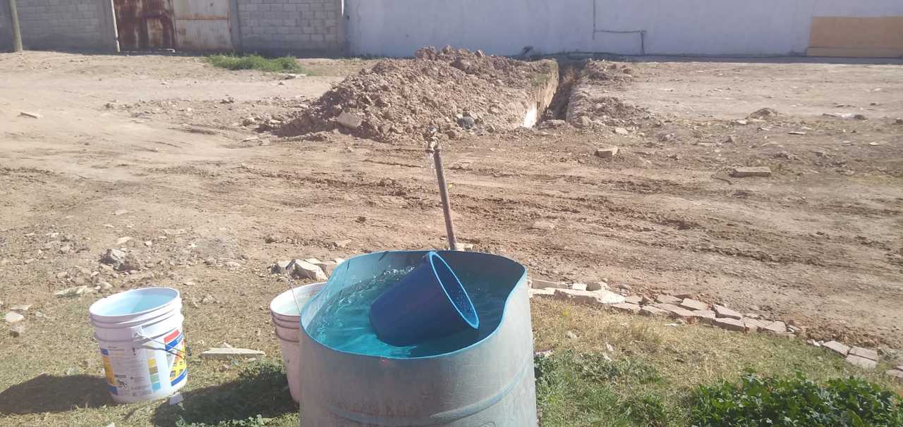 Como una zona de guerra parecen las obras abandonadas en La Goma. Hay montículos de tierra y zanjas por todas partes. Los habitantes padecen además la falta de agua potable a raíz de las obras.