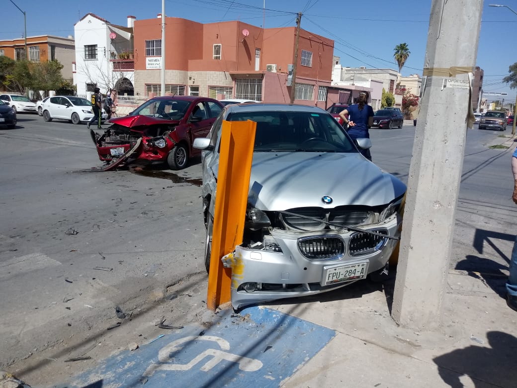 Con el golpe, el BMW se proyectó hacia la esquina suroriente, donde se impactó de frente contra un riel de protección. (EL SIGLO DE TORREÓN)