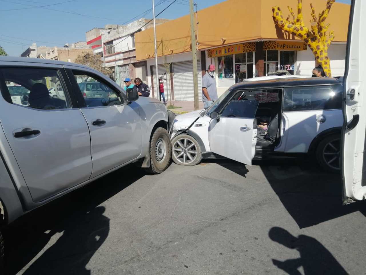 Una palma cubre el señalamiento de Alto en la calle Falcón, impidiendo a los conductores verlo.