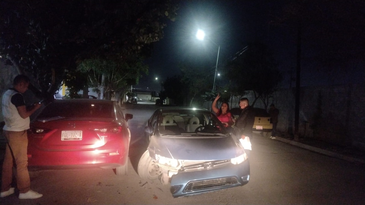 La conductora impactó su automóvil con un vehículo estacionado, lo que dejó daños materiales estimados en 25 mil pesos. (EL SIGLO DE TORREÓN)