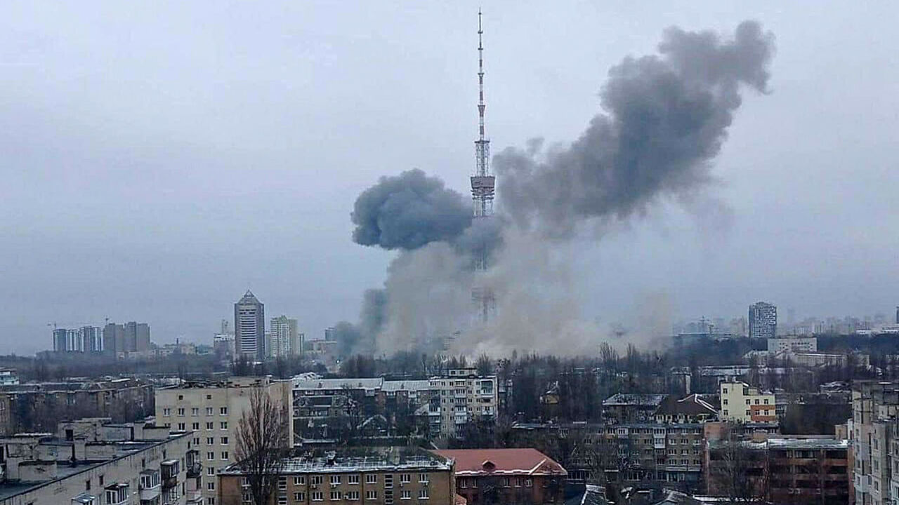 El Ministerio de Defensa ruso advirtió de que iba a atacar los centros de información y propaganda en Kiev y pidió a los residentes de las casas cercanas que las abandonaran. (ARCHIVO)