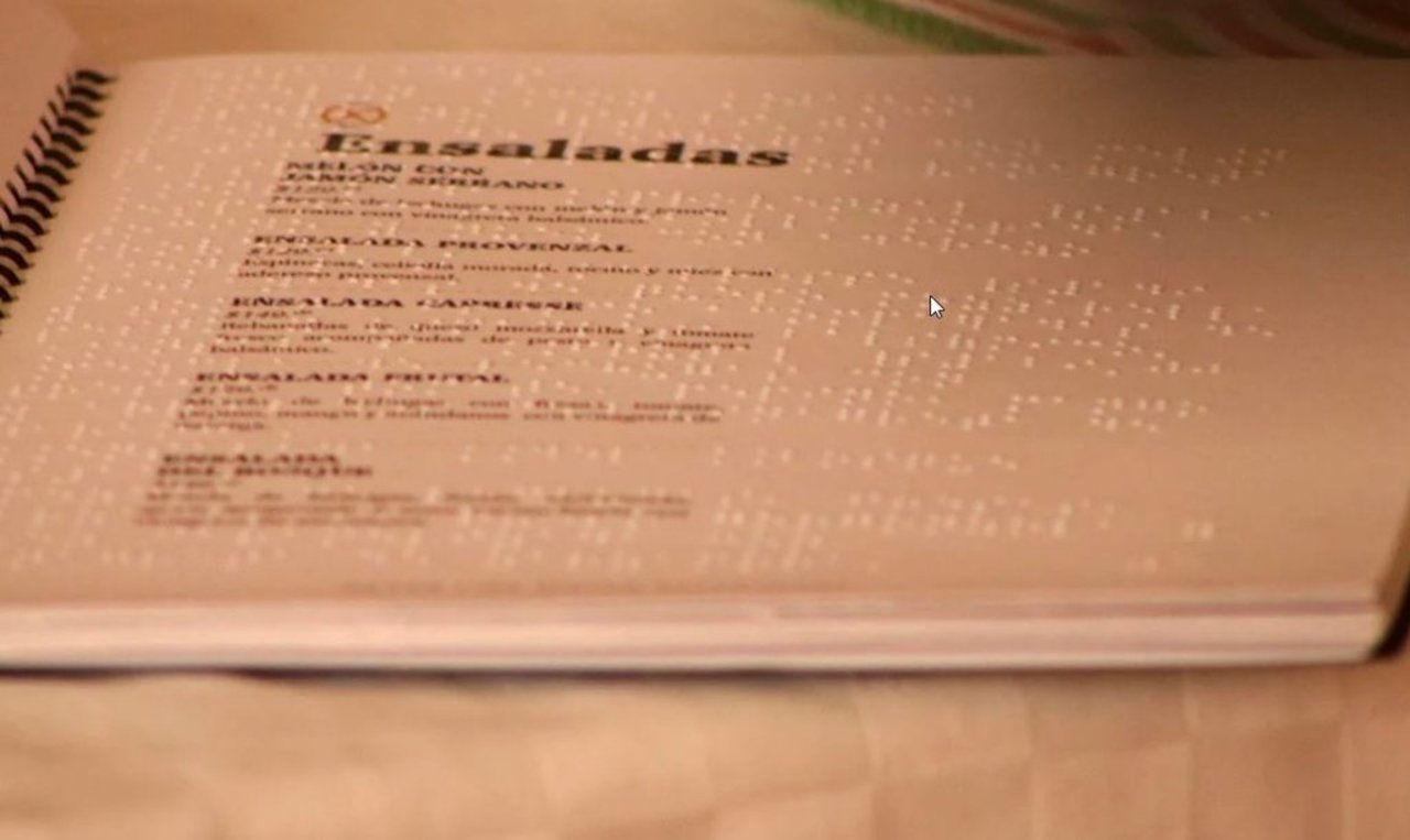 Restaurantes cuentan con menús en sistema Braille para brindar un servicio inclusivo.