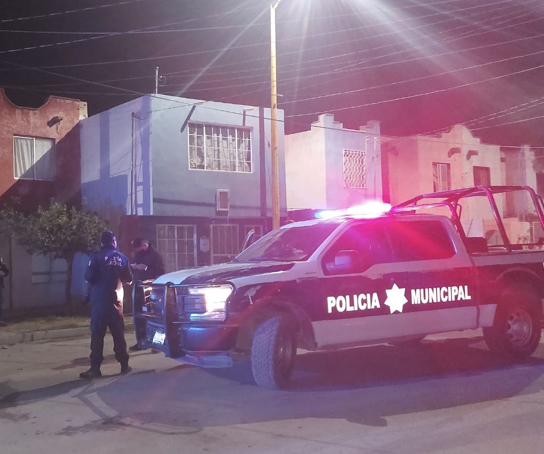 Paramédicos de la Cruz Roja arribaron al lugar para revisar a la persona, misma que ya no contaba con signos vitales y fue declarada muerta. (EL SIGLO DE TORREÓN)