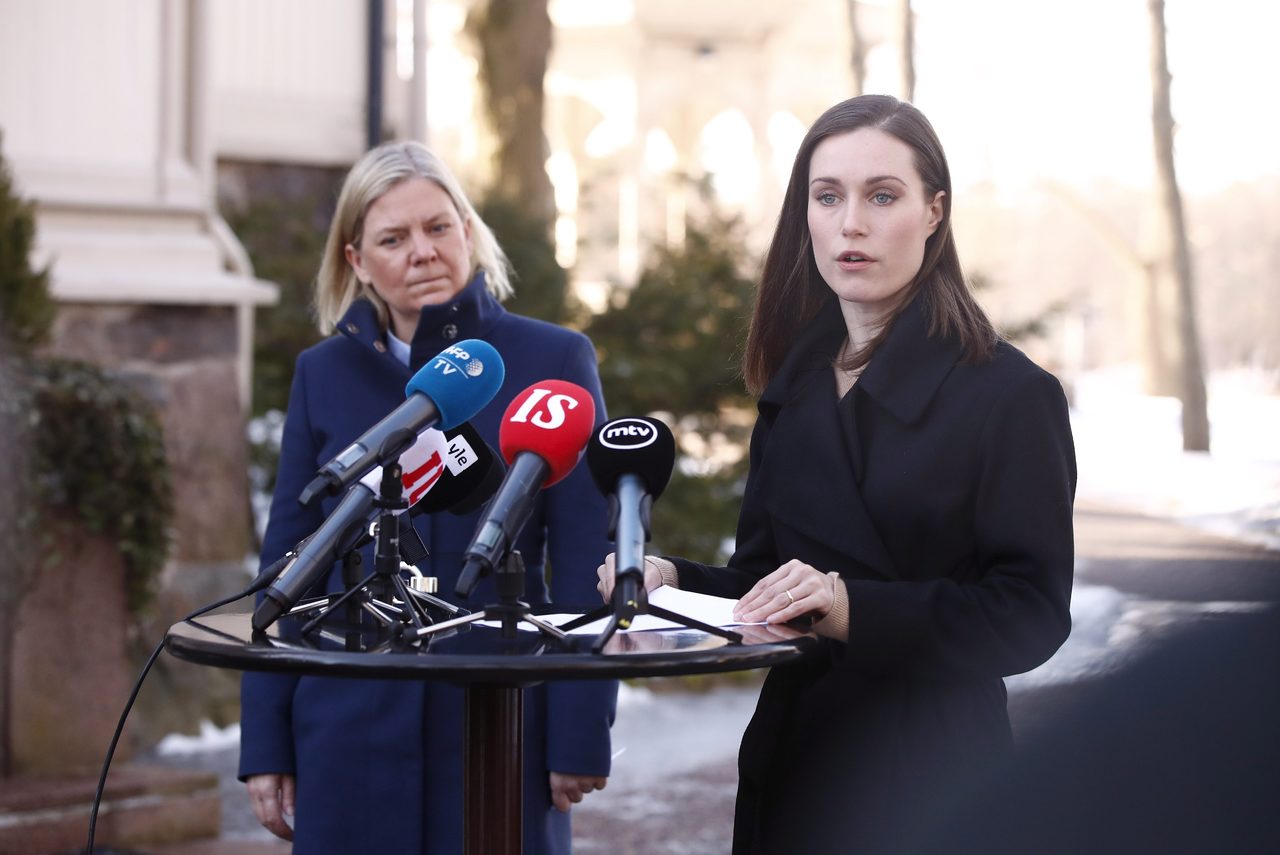 Las primeras ministras Magdalena Andersson de Suecia (i) y Sanna Marin, de Finlandia (d), estrecharán su defensa conjunta. (AP)
