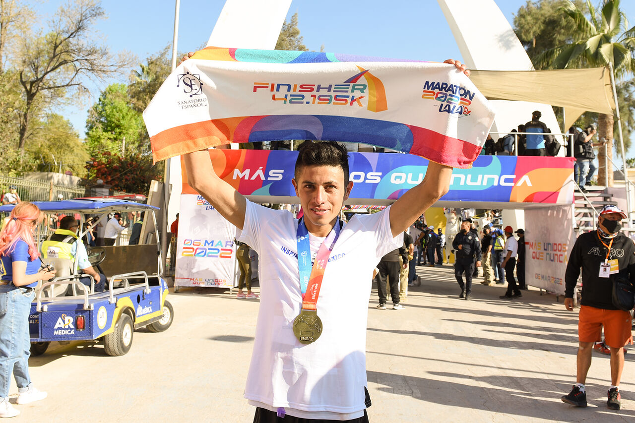 El queretano Carlos Loredo conquistó el triunfo en la categoría varonil, aunque apenas fue su segundo maratón. (FOTO: ERICK SOTOMAYOR)