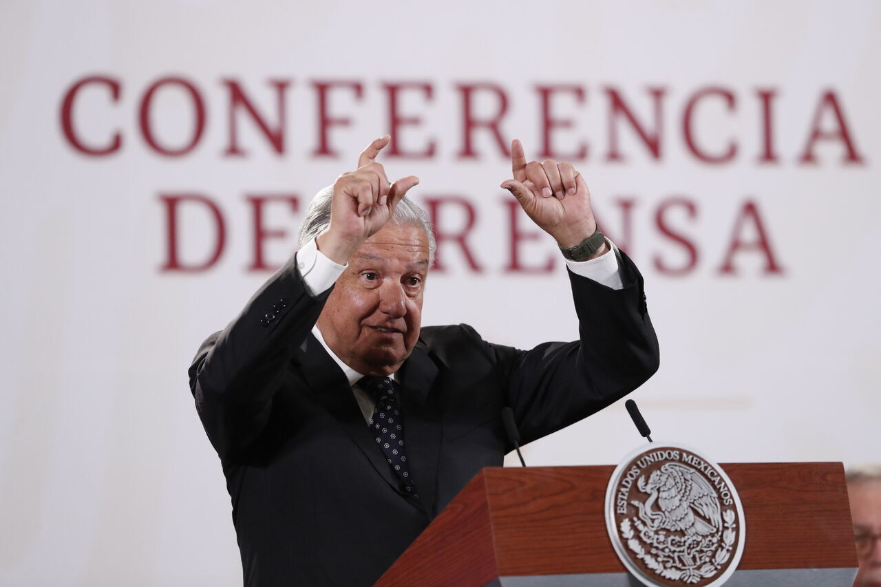 En el Salón Tesorería, López Obrador aseguró que como Claudio X. González, como 20-25-30% de los mexicanos que tienen pensamiento conservador.  (EFE)