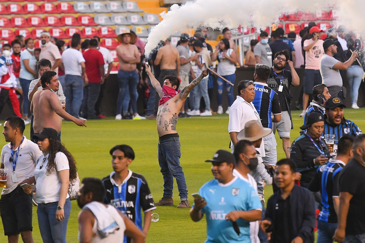 Después de los lamentables hechos que sucedieron en el estadio La Corregidora, la Liga MX no se atrevió a erradicar las barras bravas y tampoco desafiliar a los Gallos Blancos, que tendrán que jugar a puerta cerrada y cambiar de dueño.