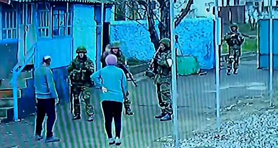 Uno de los soldados disparó al aire para intimidar a la pareja (CAPTURA)