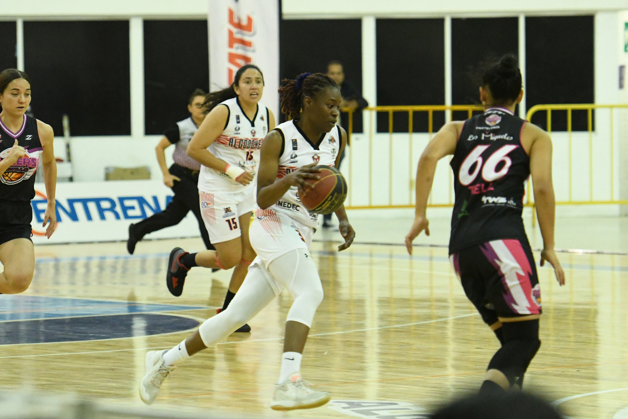 Las Algodoneras de la Comarca no tuvieron piedad de las Racers de Saltillo y las derrotaron 70-32 en el Auditorio Municipal (FERNANDO COMPEÁN) 