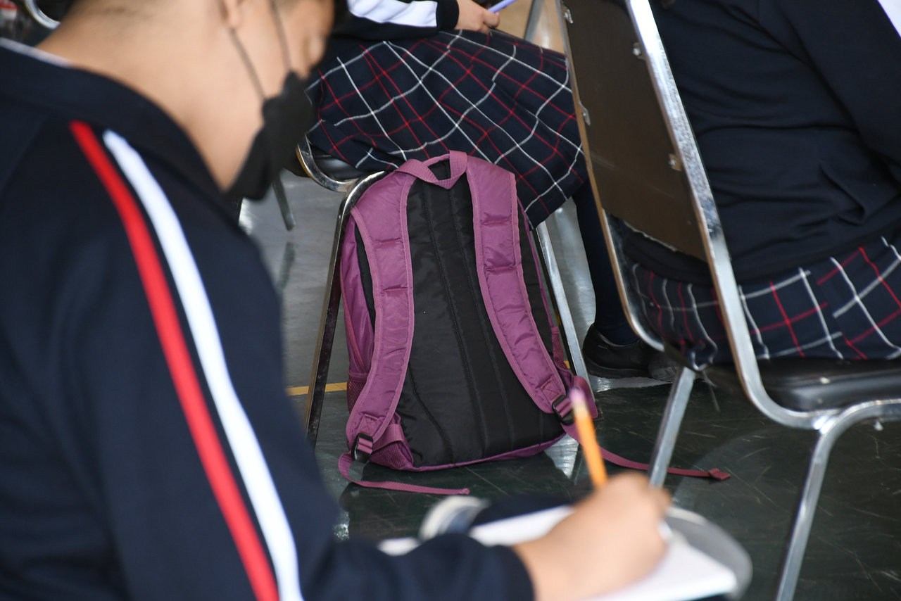 Para implementar la revisión de las mochilas de los estudiantes en clases presenciales, debe existir un acuerdo entre personal de las instituciones educativas y los padres y madres de familia.