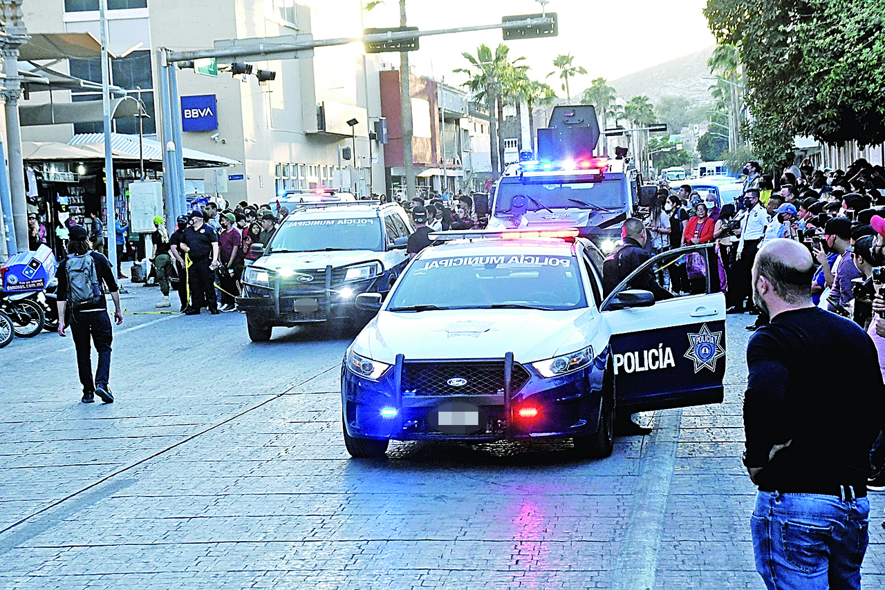 Solicitarán informe respecto a la actuación de policías de Torreón en videoclip del artista urbano 'Alemán'. (FERNANDO COMPEÁN)