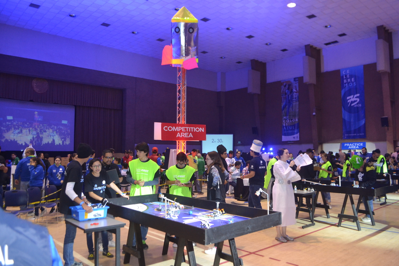 La misión de First Laguna Regional es inspirar a las y los jóvenes para que se conviertan en líderes de la ciencia y la tecnología