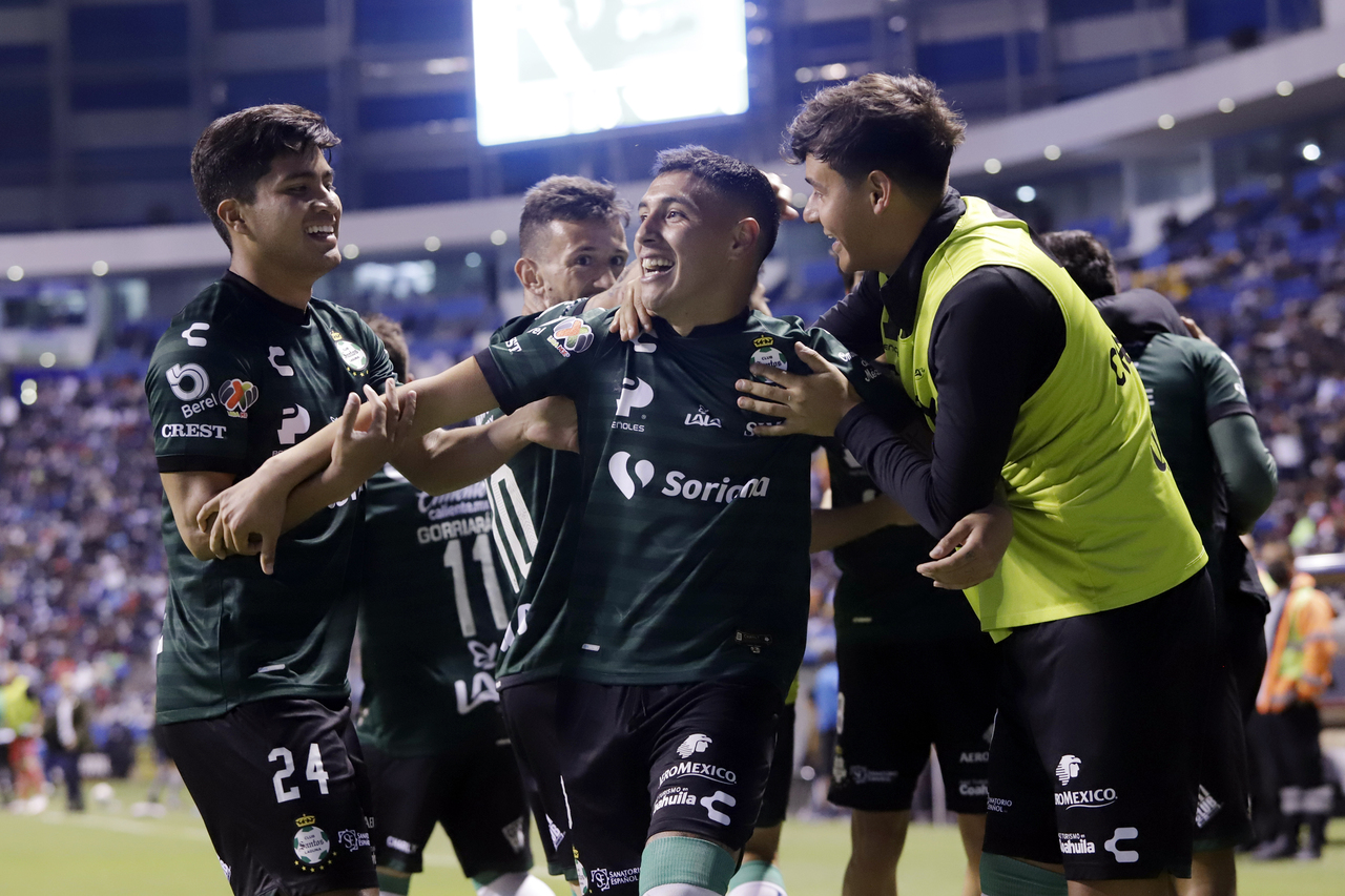 Leonardo Suárez (c) celebra luego de marcar el segundo tanto de los Guerreros para rescatar el empate en su visita al Puebla. El uruguayo fue pieza fundamental de Santos, al asistir a Eduardo Aguirre en el primer gol y anotar el segundo (EFE) 