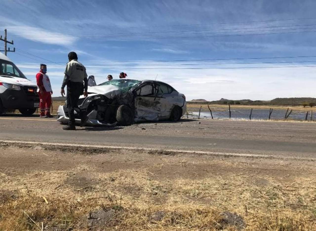 En el vehículo particular con placas de Coahuila viajaban 4 integrantes de una familia quienes presentaron heridas no de gravedad y su traslado a un nosocomio no fue necesario. 