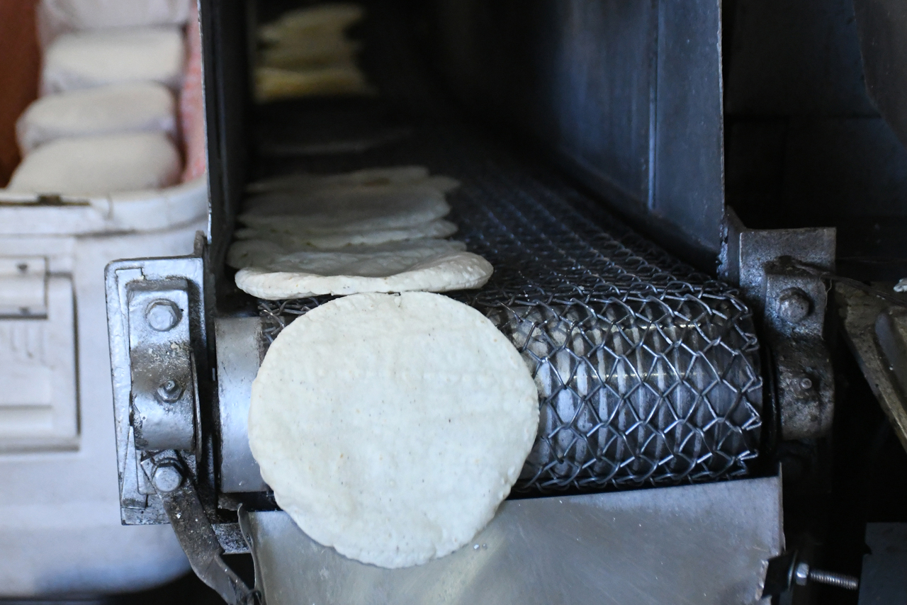 Los comerciantes han tratado de no subir tanto la tortilla y el pan, pero dicen que 'no aguantarán'.