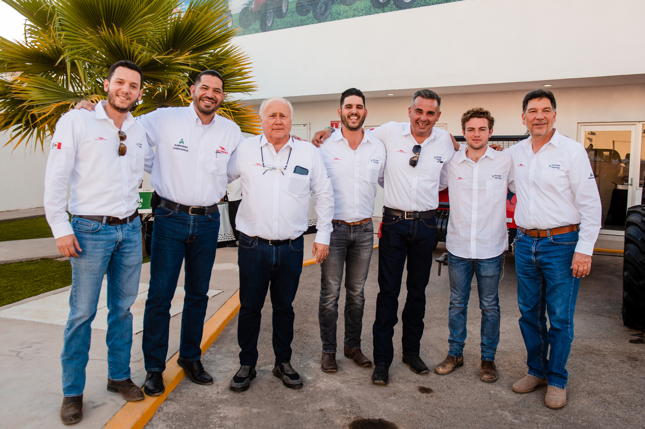 Gilberto, Julio, Jorge, Ricardo, Noel, Luis Fernando y Gil.