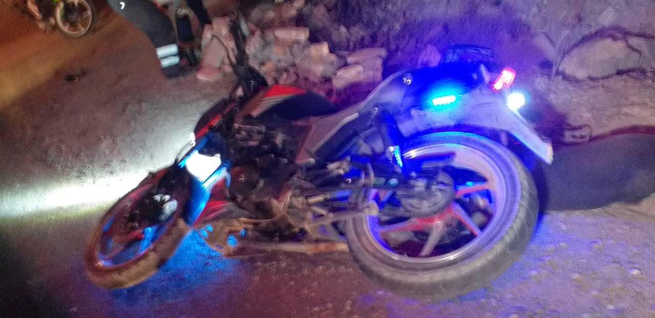 Ambas personas lesionadas fueron impactadas por un vehículo particular cuando viajaban a bordo de una motocicleta.