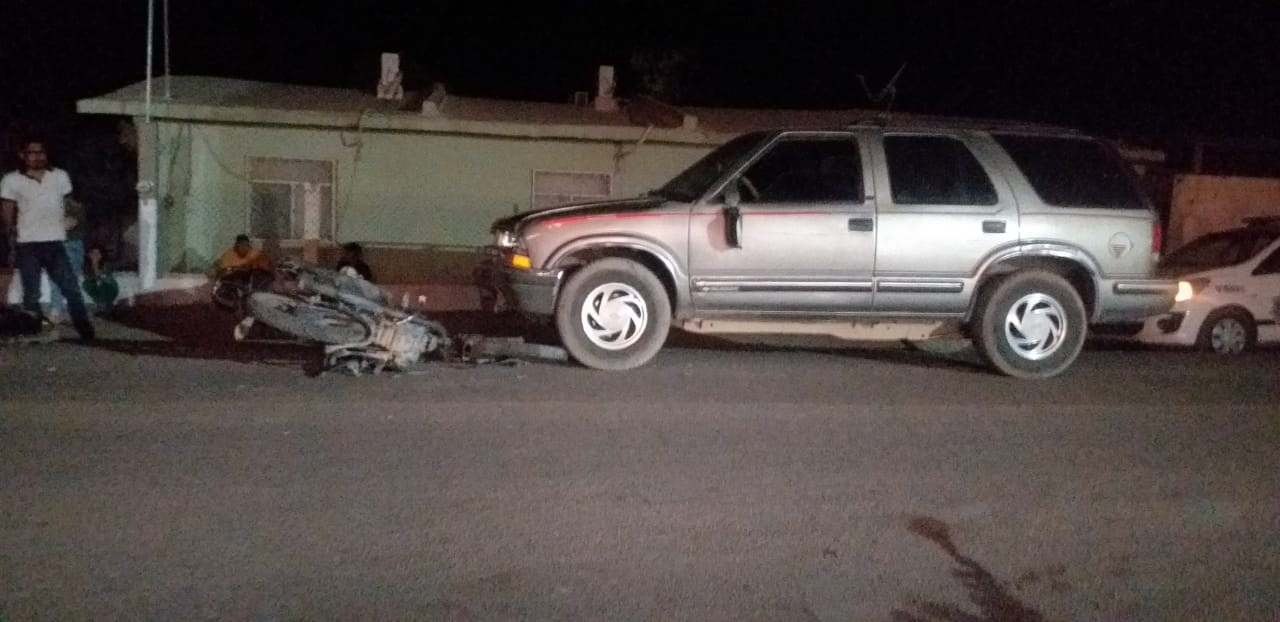 La motocicleta fue impactada por un vehículo que se dio a la fuga y posteriormente salió proyectada contra una camioneta.