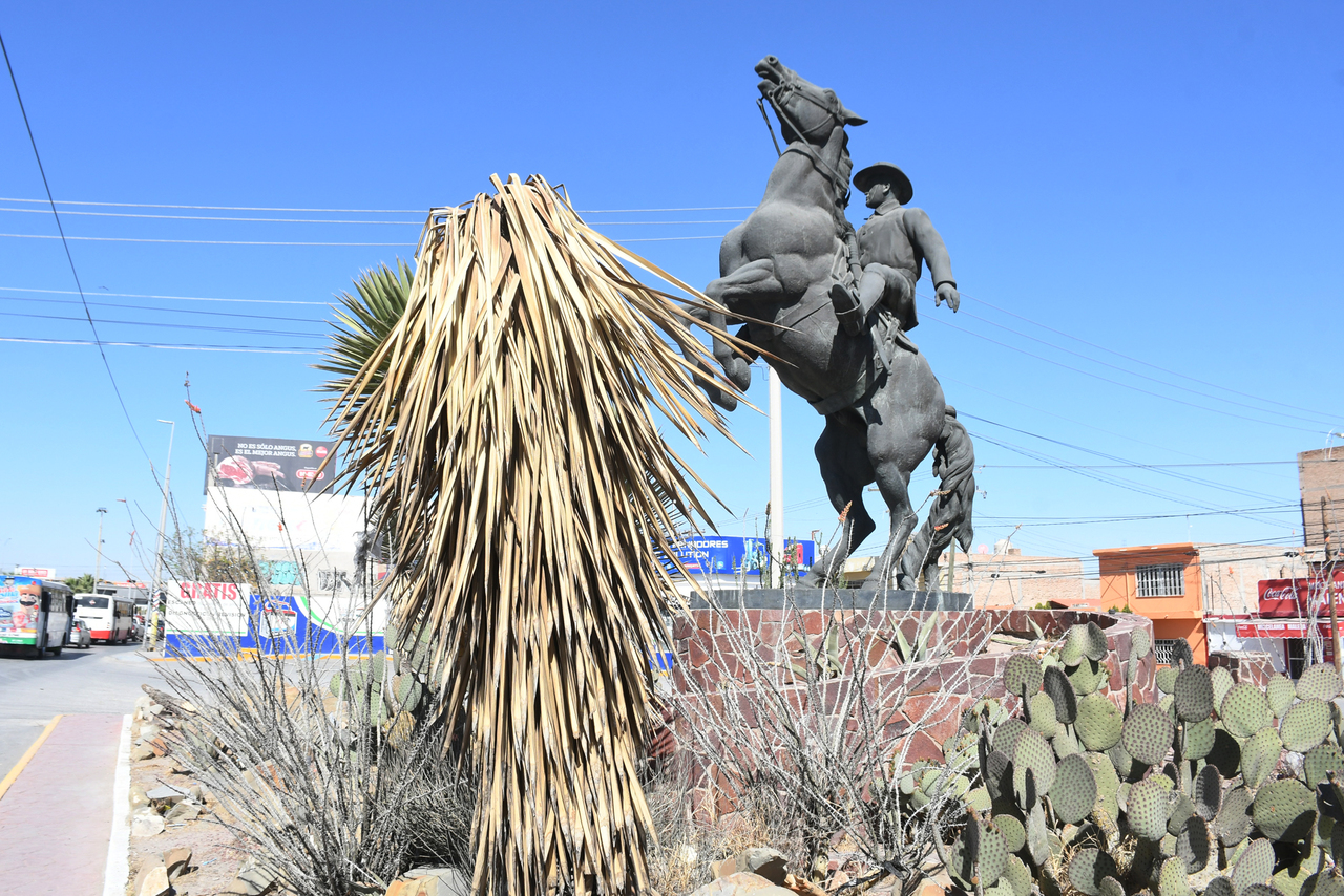 Abandonan monumento al general Raúl Madero en Torreón.