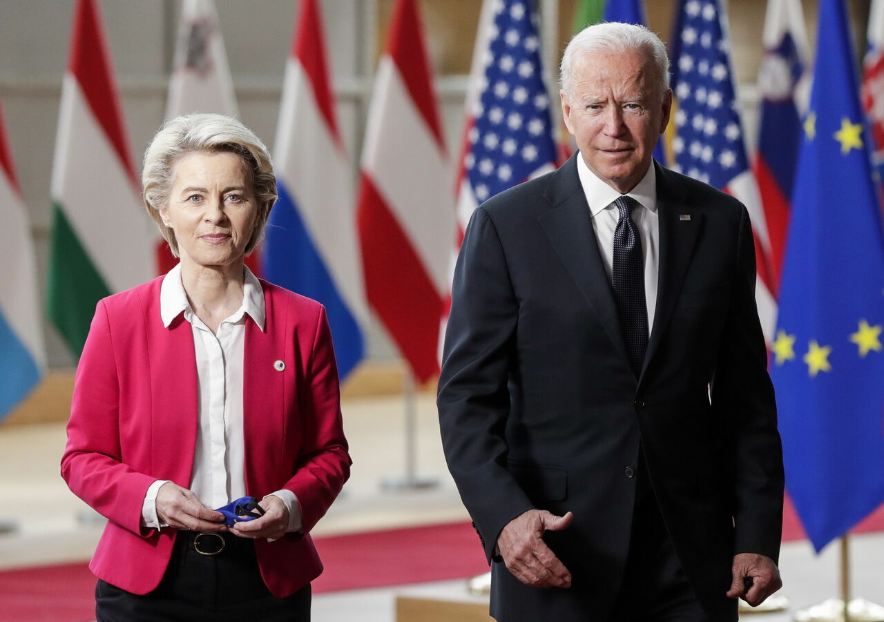 'Mañana, con el presidente Biden, presentaremos un nuevo capítulo en nuestra asociación energética. Se trata de gas natural licuado adicional de EUA a la UE, sustituyendo el gas natural ruso que tenemos por ahora', dijo Von der Leyen  (ARCHIVO) 