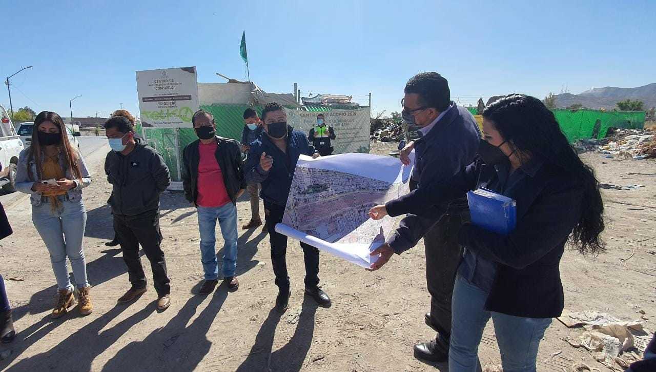 Acuerdan acciones para evitar los constantes incendios en el lecho seco del Río Nazas con vecinos de la colonia El Consuelo.