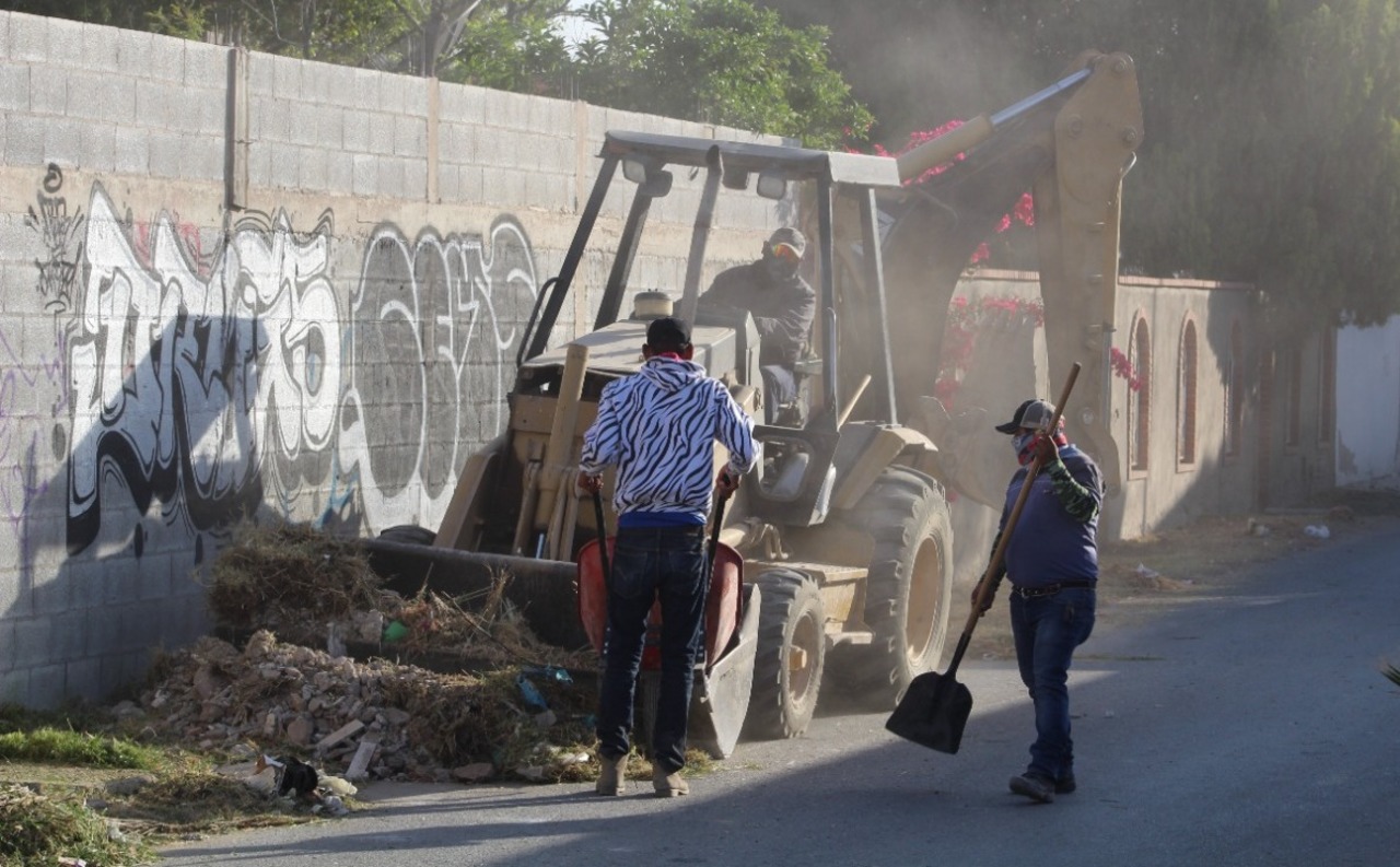 Dan continuidad a los trabajos de limpieza en el municipio de Lerdo, en esta ocasión se atendió la vialidad Miguel Hidalgo. (CORTESÍA)