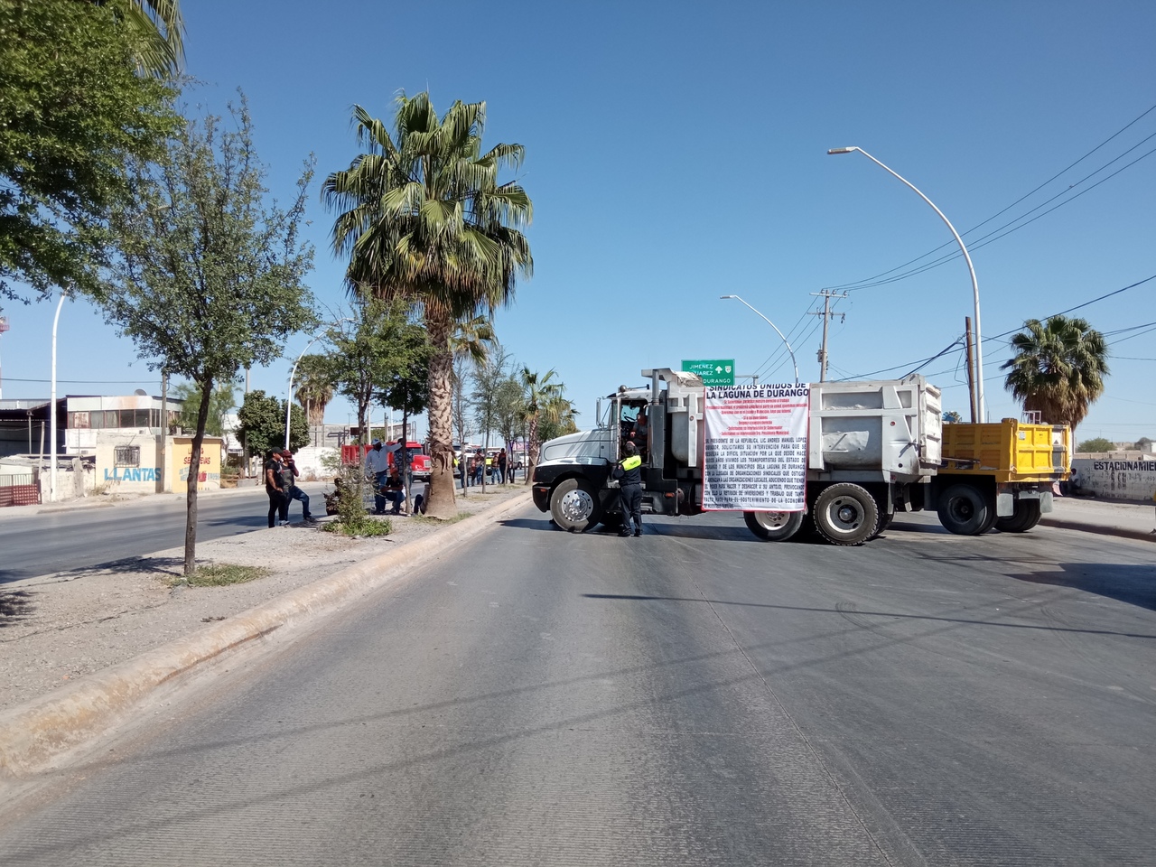 De forma simultánea se bloqueó tanto la carretera Gómez Palacio- Jiménez , así como el bulevar Forjadores por parte de los materialistas, para exigir garantías de seguridad a las autoridades.