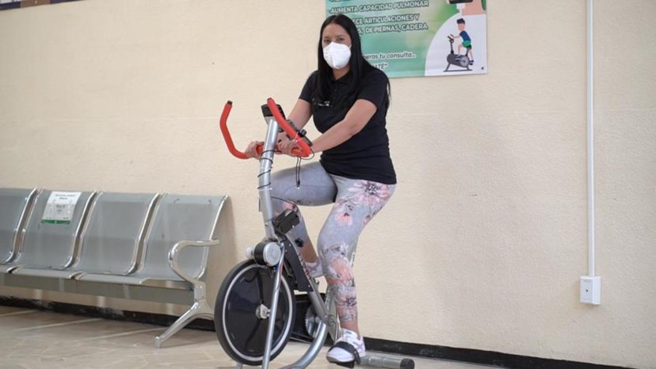 Las personas pueden hacer ejercicio con la bicicleta fija y al mismo tiempo cargar su celular mientras esperan ser atendidos. (ARCHIVO)