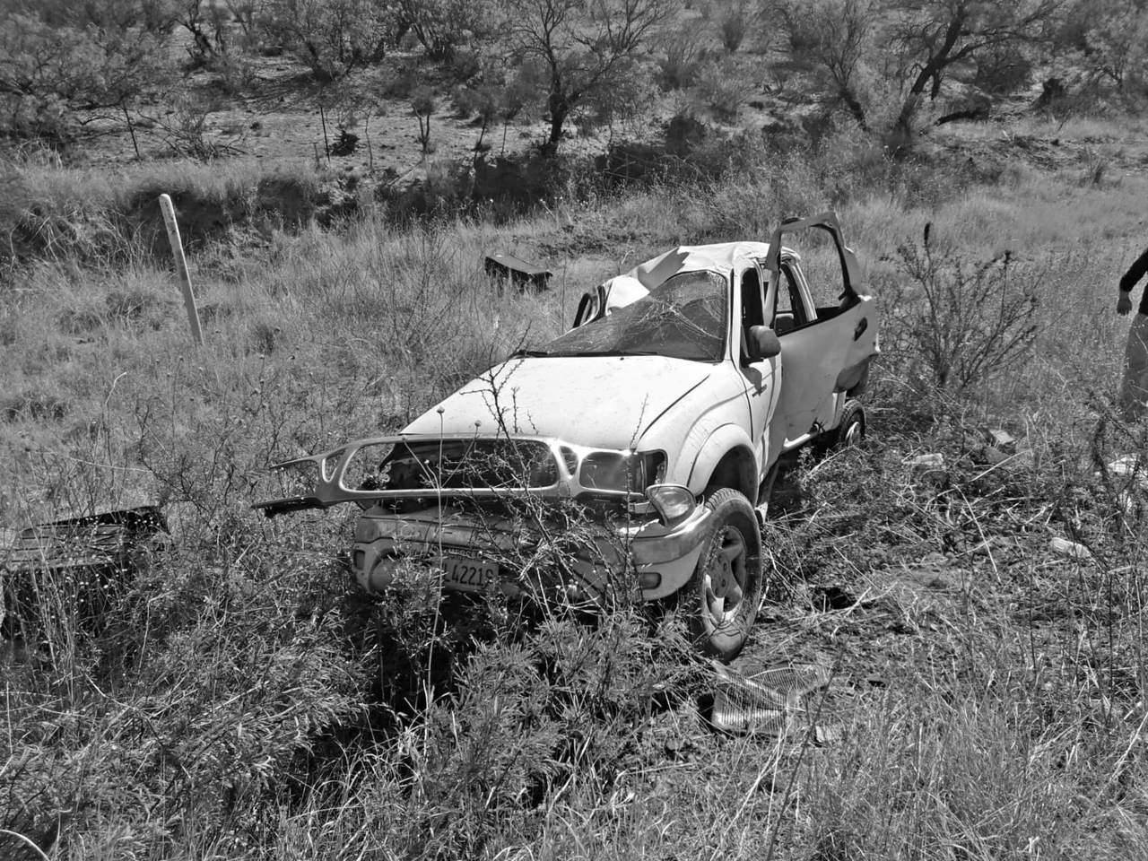 El vehículo se salió del camino y dio varios giros hasta terminar entre los matorrales sobre la carretera Cuencamé-Río Grande.