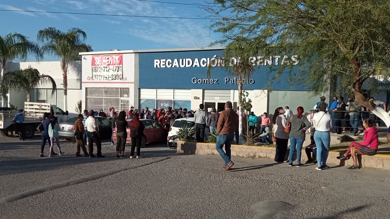 Los maestros encaderaron la puerta de acceso de las oficinas de Recaudación en Gómez Palacio.