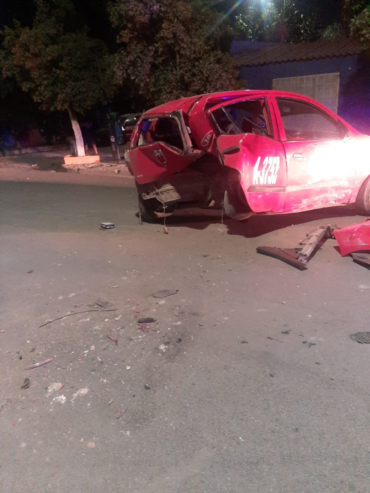 El vehículo fue abandonado por su conductor tras impactarse contra una banqueta en Gómez Palacio.