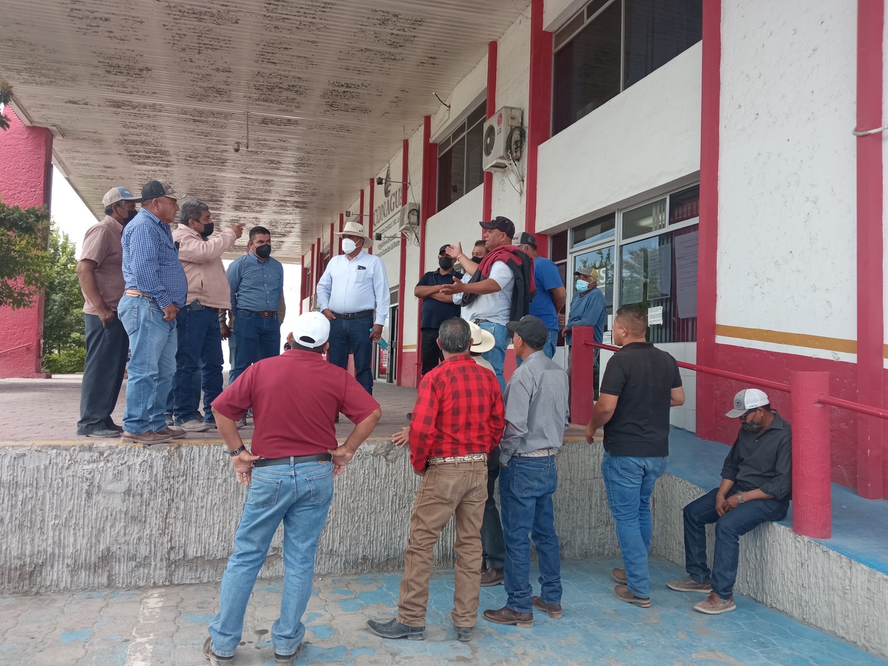 Los campesinos acudieron ayer a la depedencia federal para exigir que se respeten los acuerdos. (ARCHIVO)