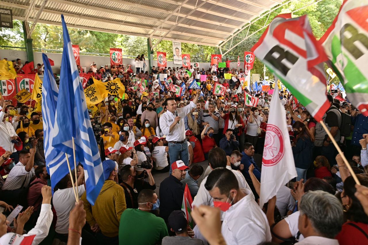El arranque de campaña de Esteban Villegas en la Comarca Lagunera fue bajo el domo del Parque Victoria en Lerdo, donde se congregó la militancia del PRI, PAN, PRD y organizaciones afines.