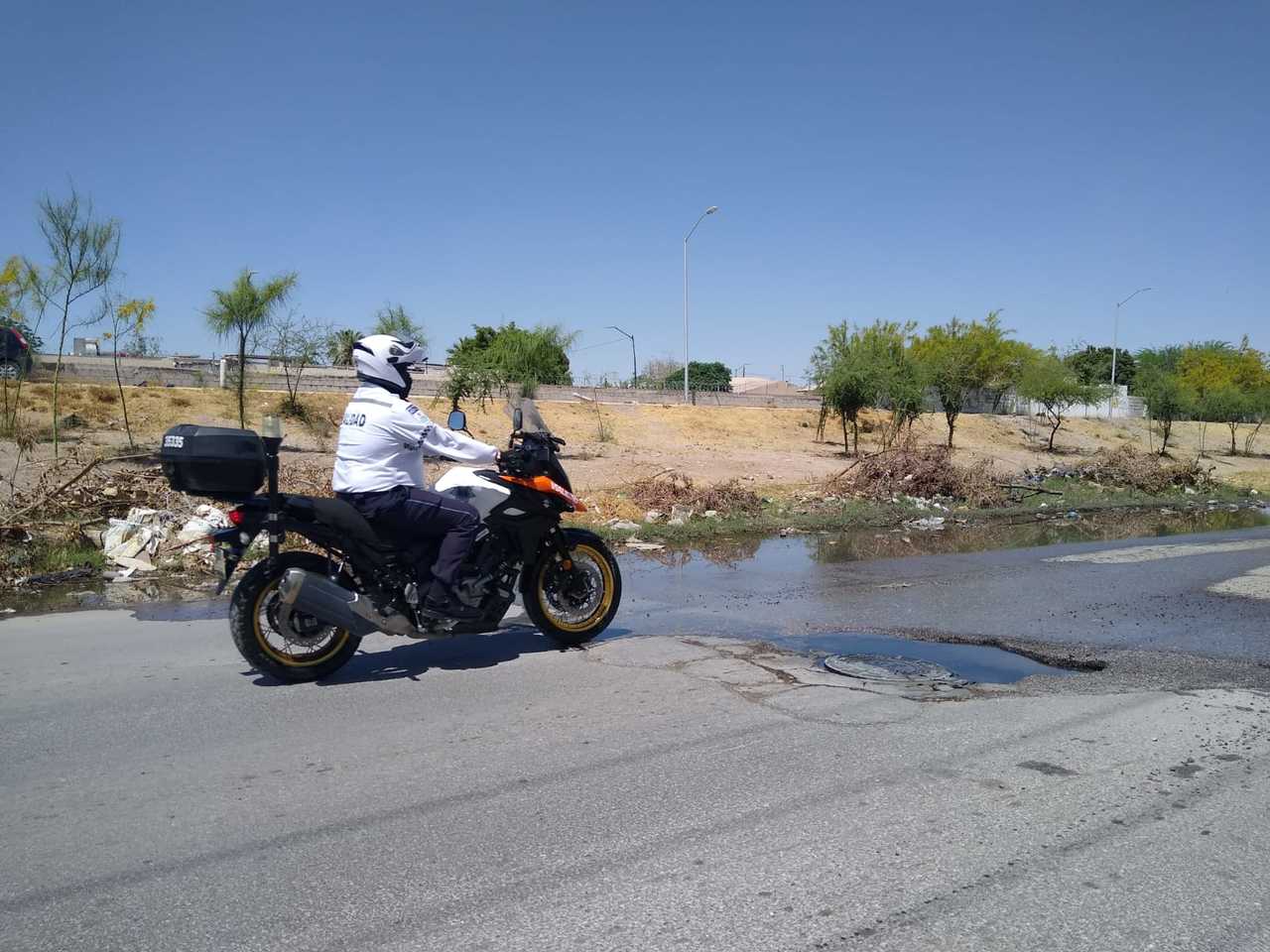 En el cruce de Torreón 2000 y calle Lápizlazuli, el pavimento ha comenzado a ceder al agua negra.