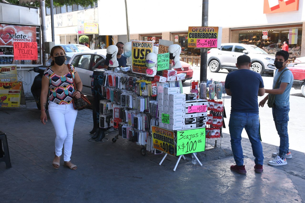 Detectan permisos irregulares de ambulantaje en Torreón, asegura regidor que se vendieron en gestión anterior hasta en 40 mil pesos.