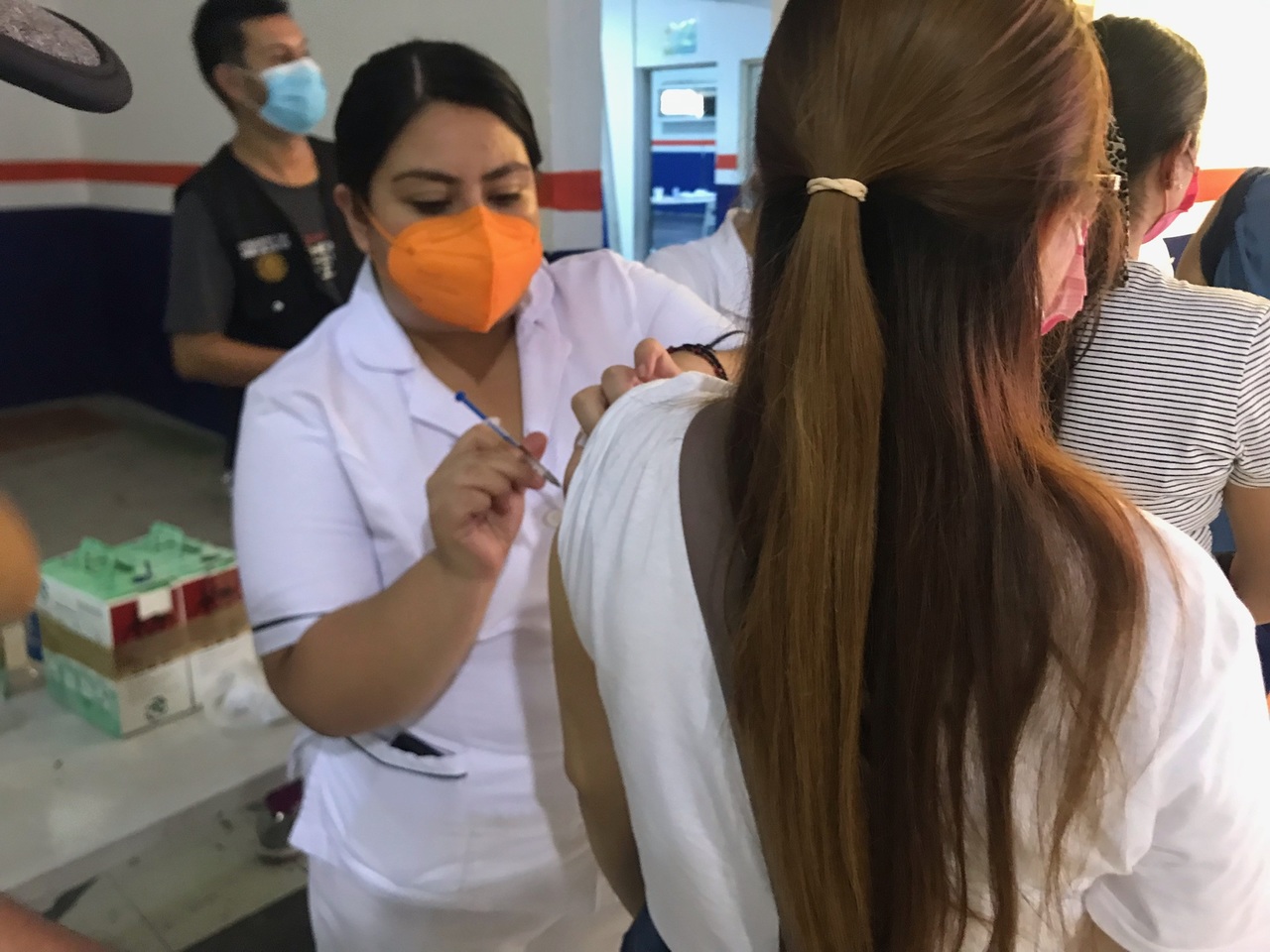 Más de 135 mil adolescentes de la Comarca Lagunera de Coahuila están pendientes de recibir la primera dosis antiCOVID.