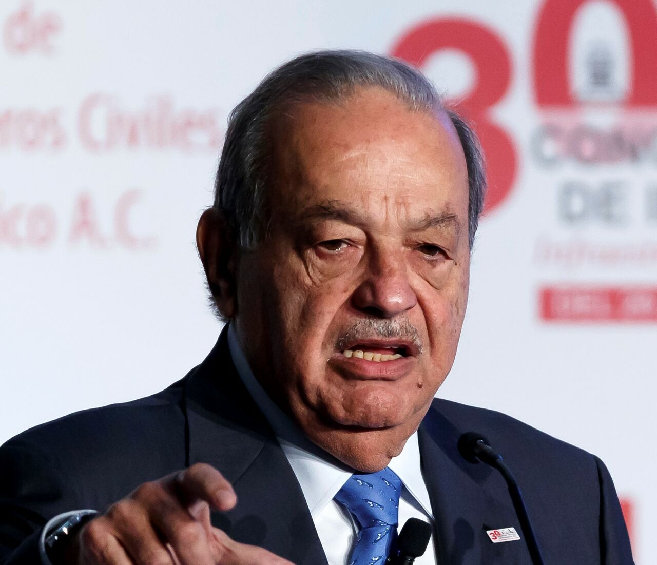 Carlos Slim se sitúa en el puesto 13 del listado de las mayores fortunas del mundo publicado este martes por la revista Forbes. (ARCHIVO)