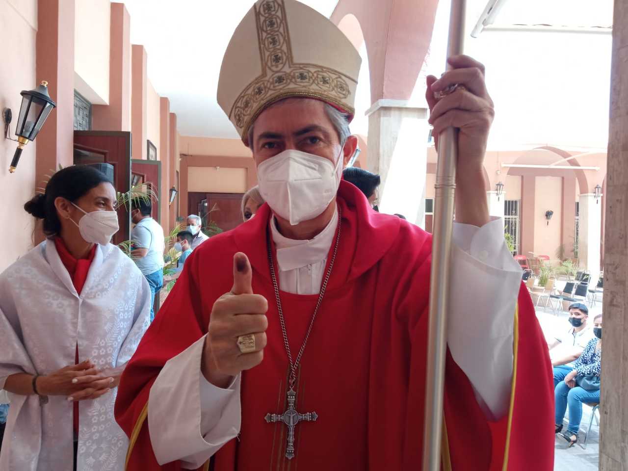 El obispo de Torreón, Luis Martín Barraza Beltrán participó ayer en la consulta de Revocación de mandato 2022.
