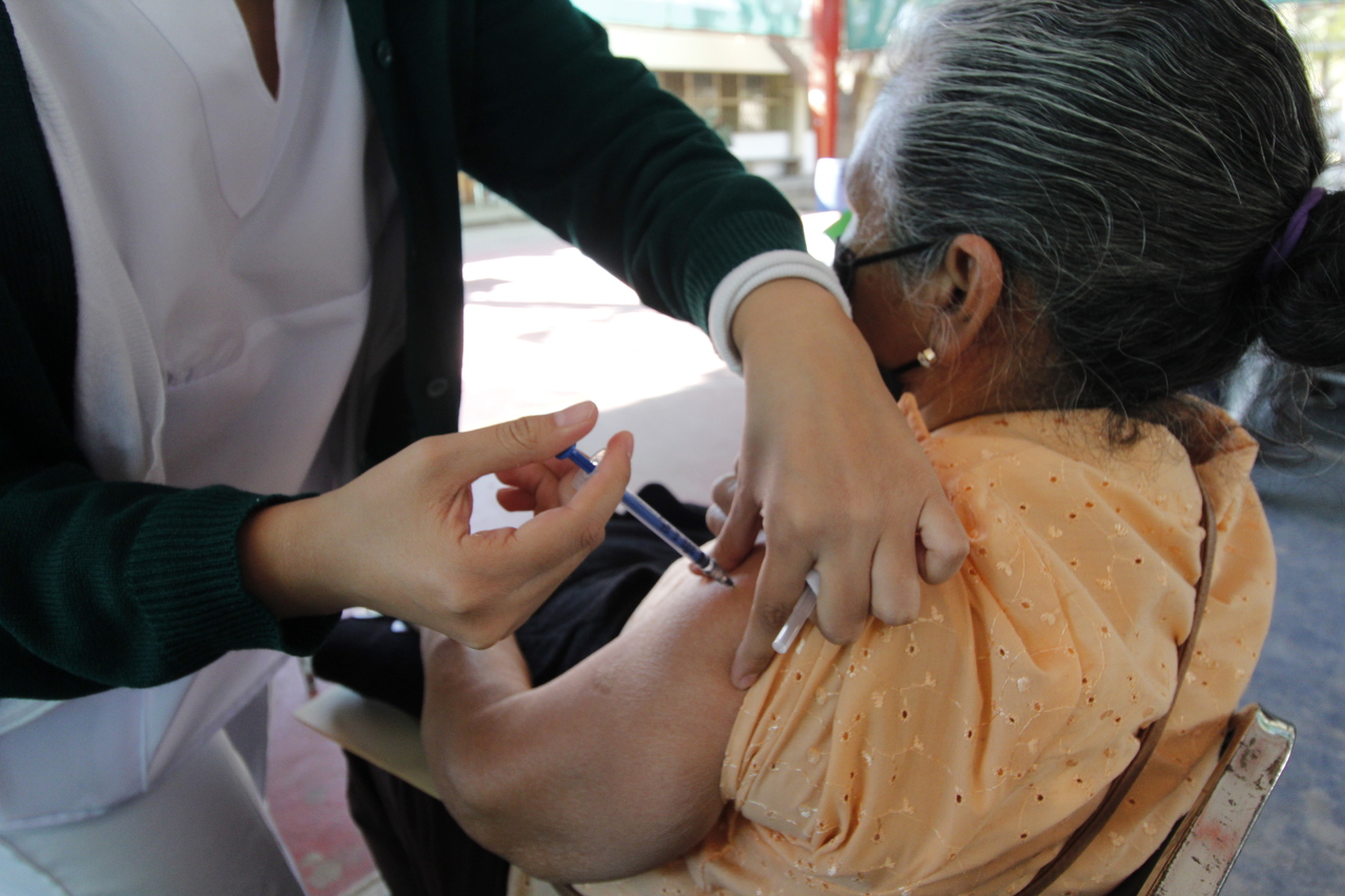 Pidieron a la población estar atentos para la próxima convocatoria de vacunación contra el COVID-19 a personas adultas mayores.