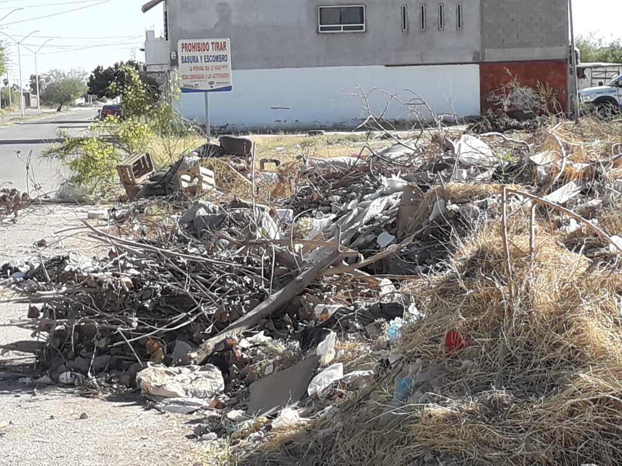 Insisten ciudadanos en ensuciar terrenos de la colonia Rincón La Merced, en Torreón.