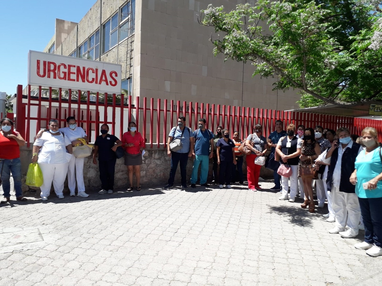 El personal de salud se manifestó ayeral exterior del área de Urgencias del Hospital Universitario.