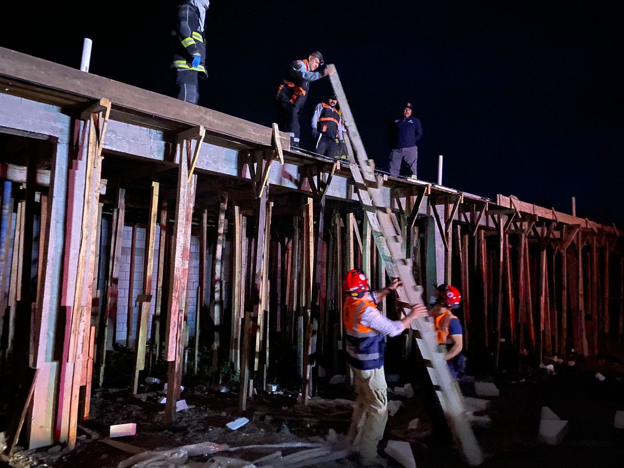Los dos fallecidos y el lesionado realizaban trabajos de albañilería en una construcción.