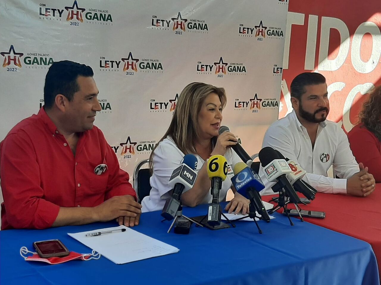 El evento tuvo lugar en las instalaciones del comité municipal del PRI, donde estuvo presente la abanderada de los partidos PRI-PAN y PRD, Leticia Herrera Ale.