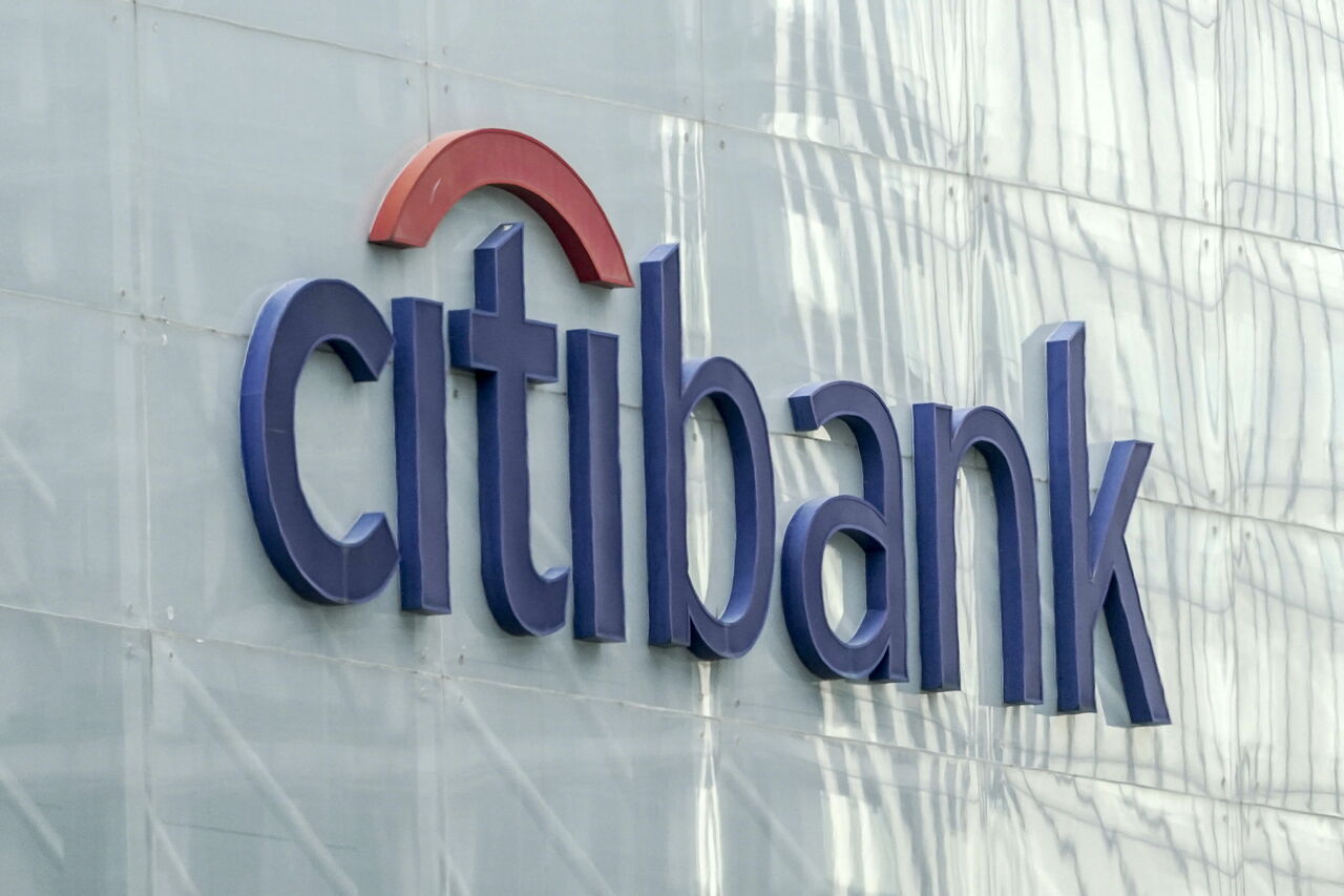 Citigroup dijo haberse anotado un cargo de unos 677 millones de dólares por la salida de su negocio de banca del consumidor de Asia en el último año. (ARCHIVO)