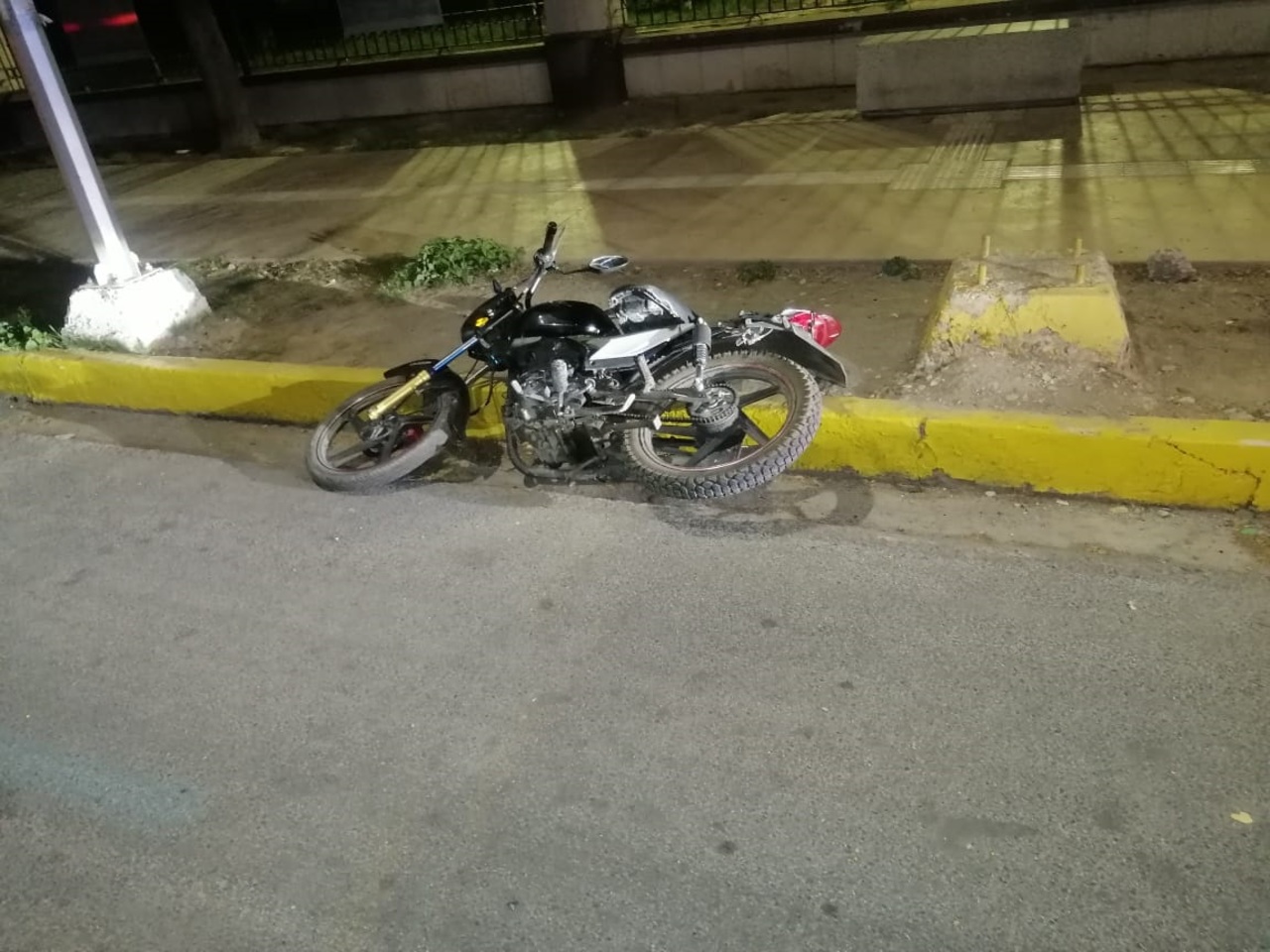 El motociclista iba a exceso de velocidad y chocó.