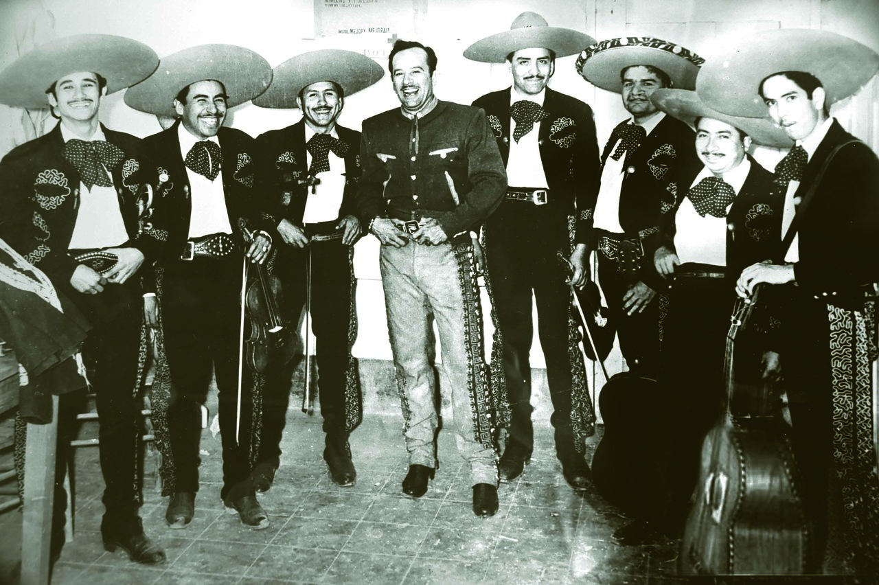 Para la historia. Según el mariachi, BaldomeroAguayo Menchaca, esta foto en la que aparece Pedro con el Mariachi Alteños, en donde figuraba su padre Baldomero Aguayo Muñoz, se tomó en el interior de la Plaza de Toros el 18 de julio de 1953.