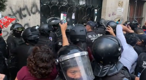 Policía de CDMX recupera instalaciones de la CNDH tras agresión de Okupa a maestra